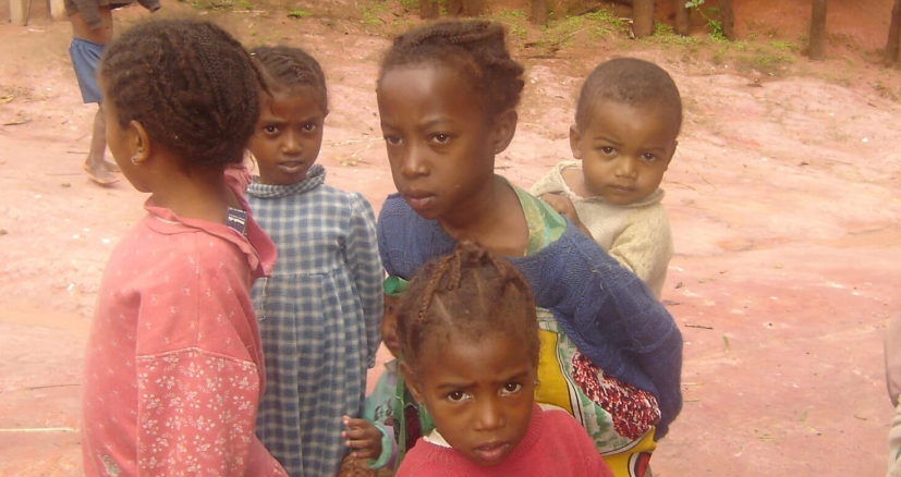 Les enfants du village Pangalanes Les enfants du village Pangalanes